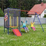 Un set multifuncțional de balansoare de exterior, care integrează un trambulină, balansoare, un tobogan și un coș de baschet - un loc de joacă integral pentru grădină, echipat cu plasă de siguranță, un balansoar tip cuib și o cadru structural solid.